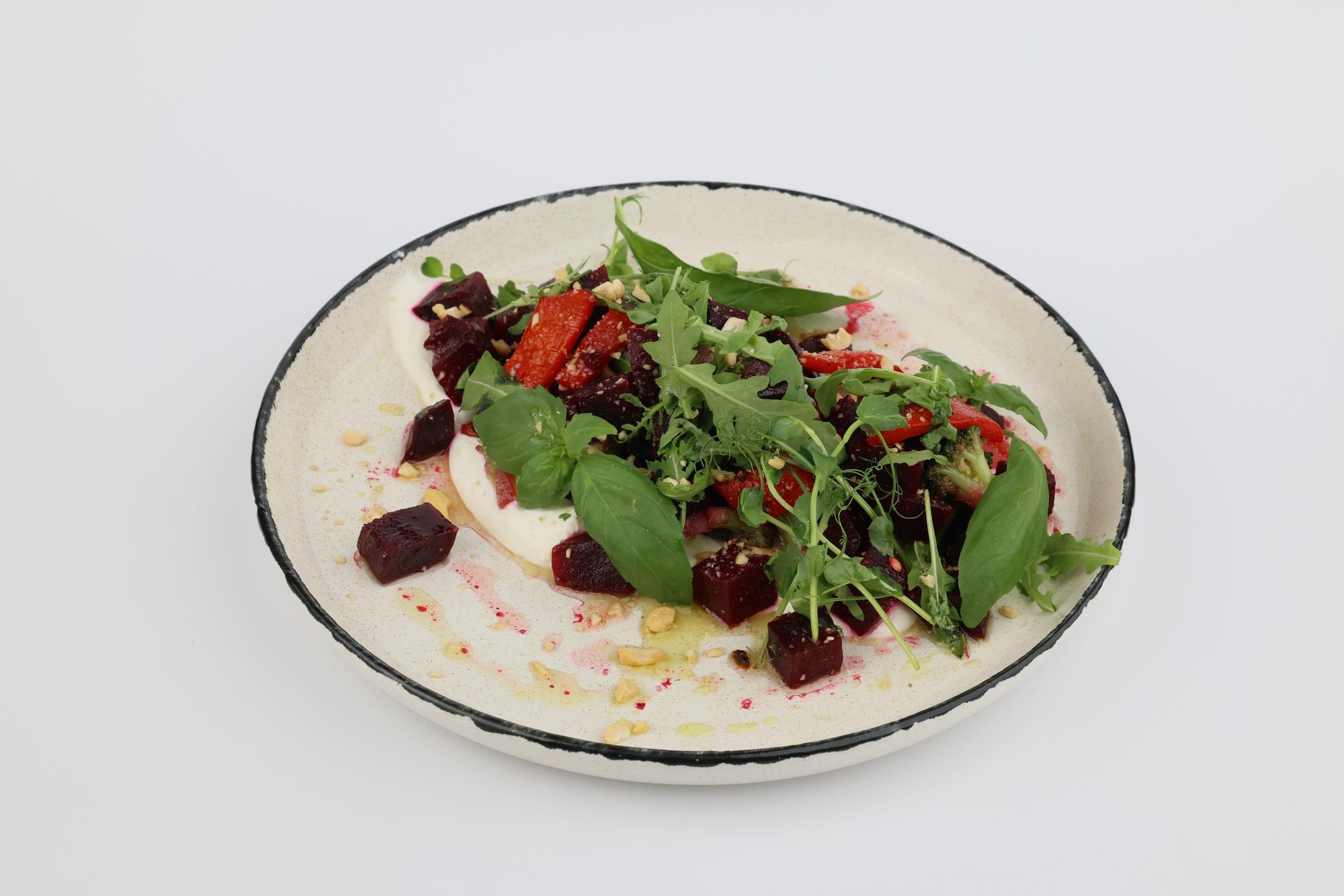 Piatto mediterraneo con erbe fresche